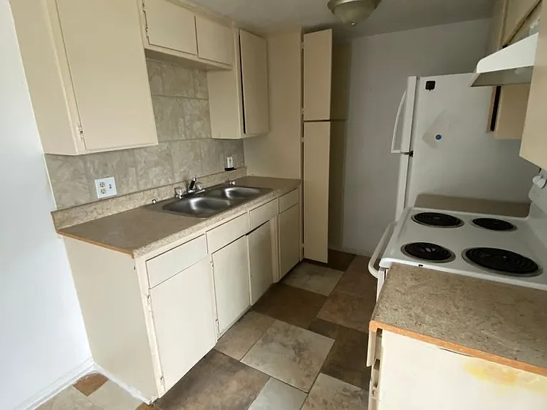 4501 Yorkshire Dr — Photo 4