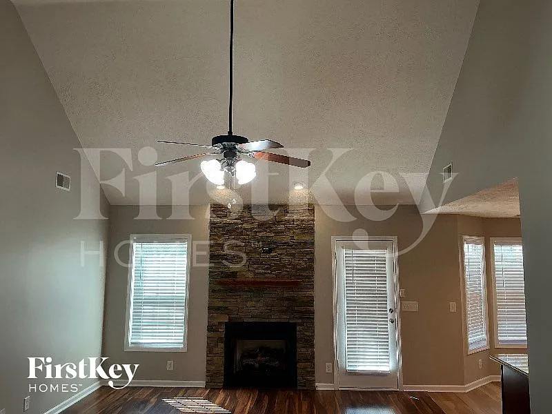 3 bed, 2.5 bath, 2344 sqft, $2,375 — Photo 2
