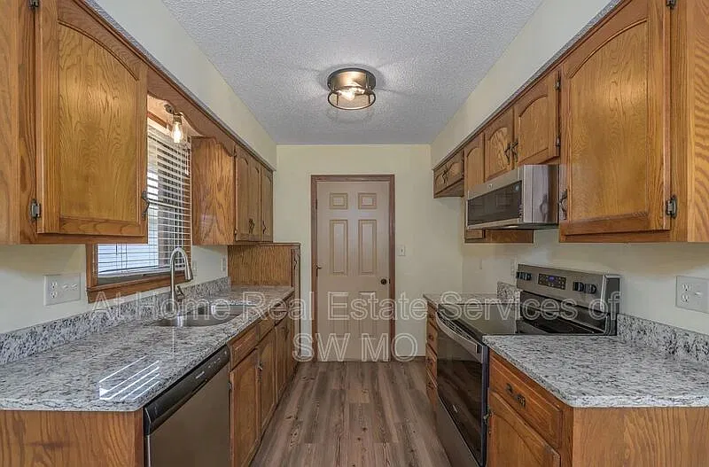 3 bed, 2.0 bath, 1292 sqft, $1,595 — Photo 3