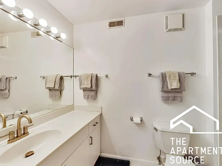 215 N Aberdeen St #201B — Photo 5