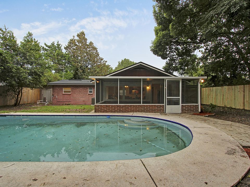 1st image of 382 Woodside Dr