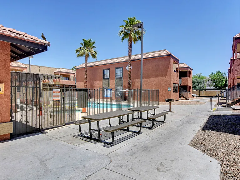 Saratoga Palms — Photo 7