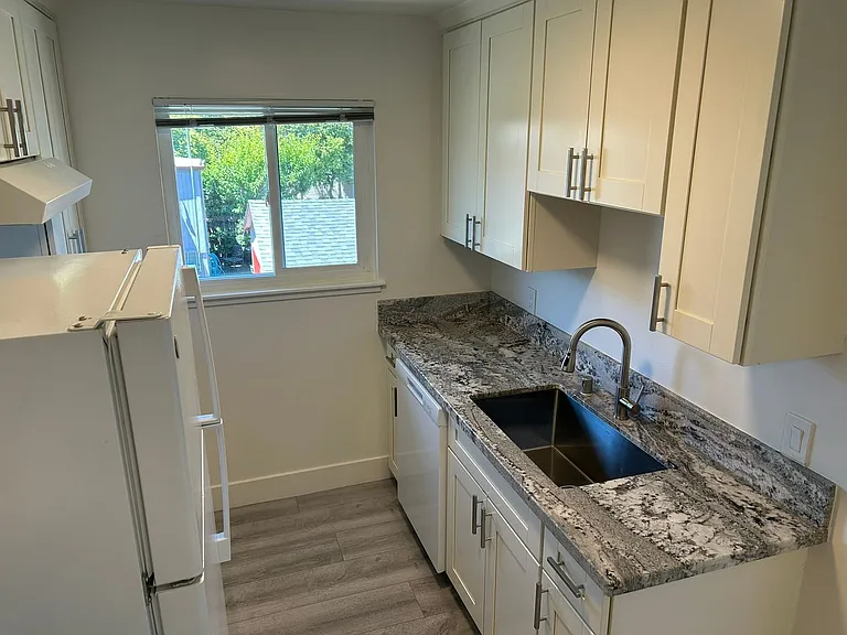 224 Callan Ave — Photo 2