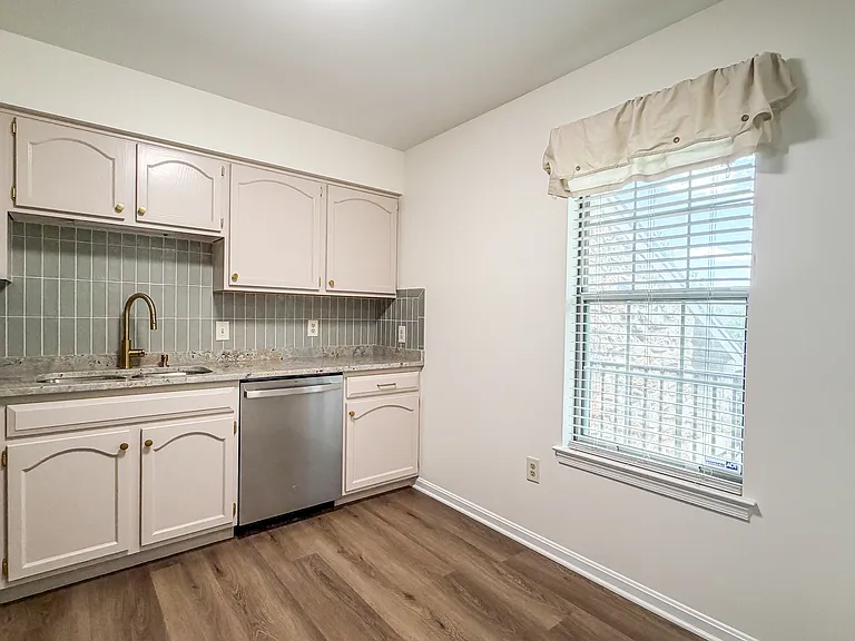208 Greenview Dr — Photo 8