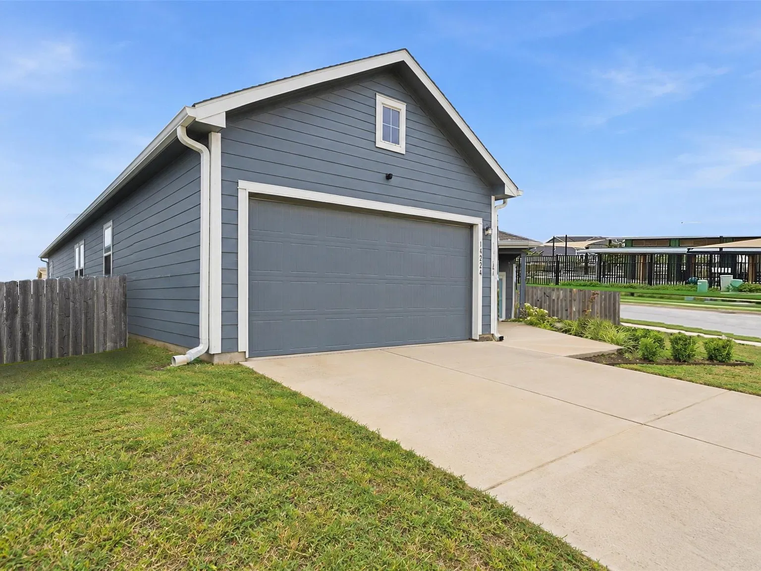 3 bed, 2.0 bath, 1450 sqft, $1,895 — Photo 2