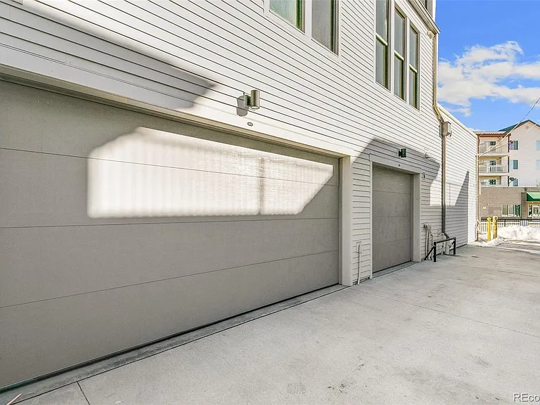 3321 N Downing St — Photo 24