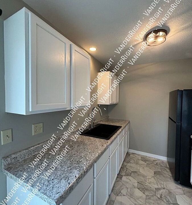1st image of 215 N Lincoln St #7