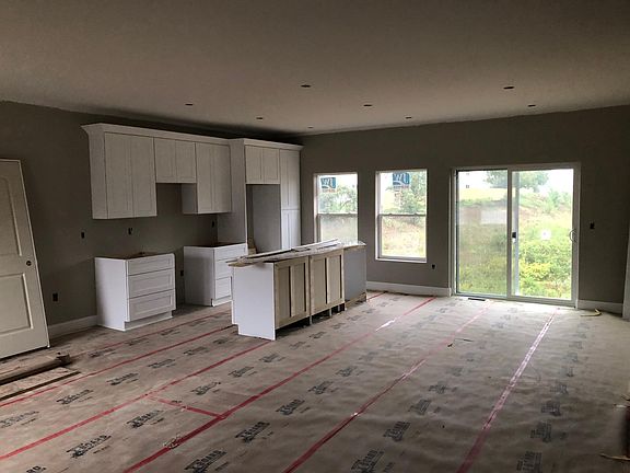 Open kitchen, dine rooms