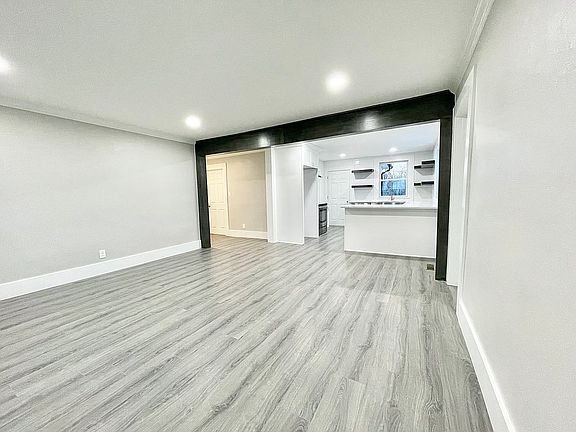 4th image of 162 Collins Ave