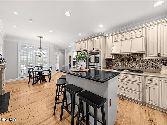 4th image of 105 Pine Ledge Road