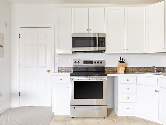 4th image of 2415 Mount Vernon Ave #3