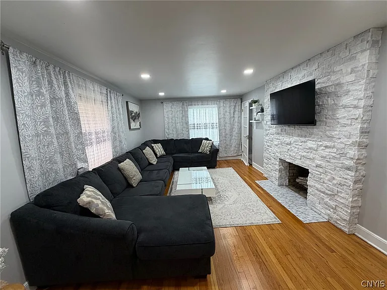 902 James St — Photo 10