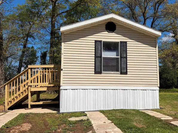 11 Deerwood Dr, Centralia, IL 62801