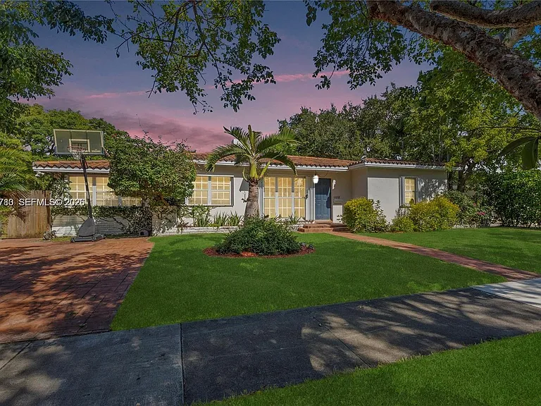 1875 Alamanda Dr — Photo 2