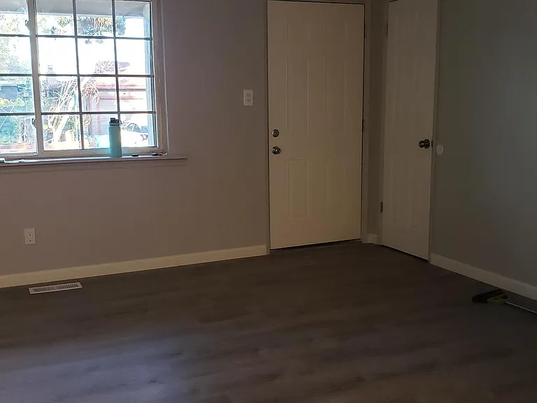1055 Akard Dr — Photo 4