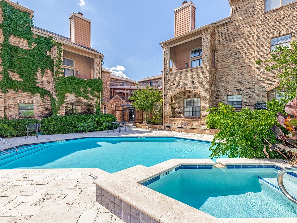 Gorgeous community pool with hot tub