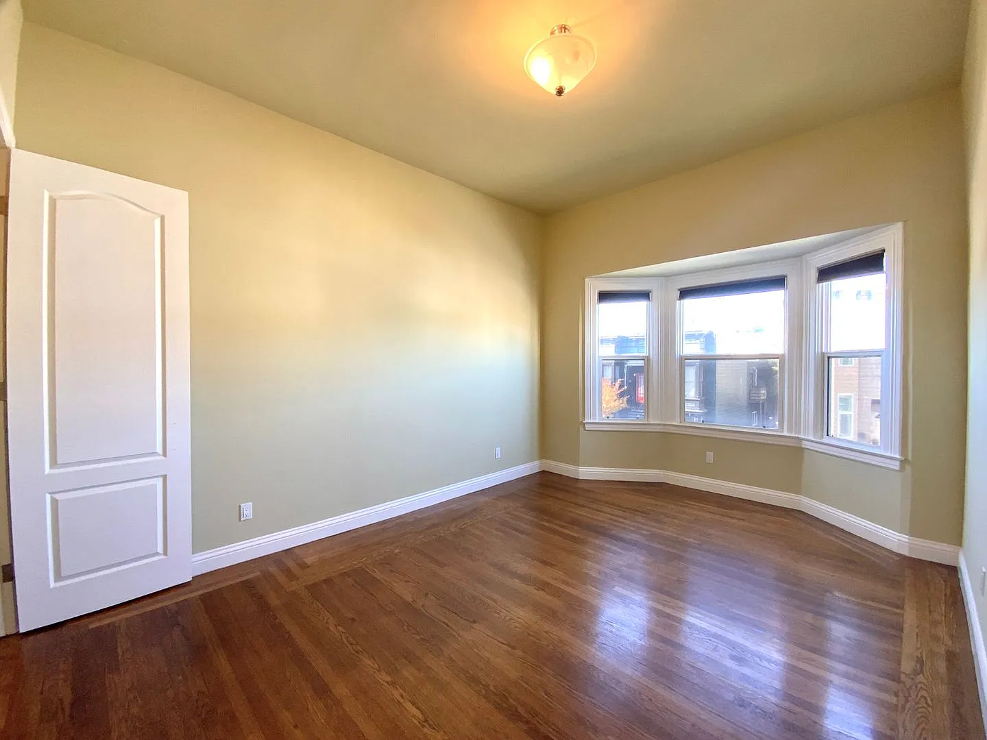 Updated Top Floor 2bd/1.5ba W/ Bonus Room. Laundry In-Unit! Parking! — Photo 2