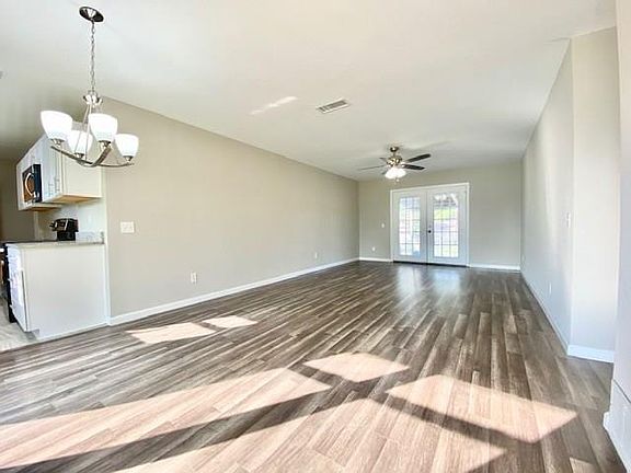 4th image of 3217 Point East Dr