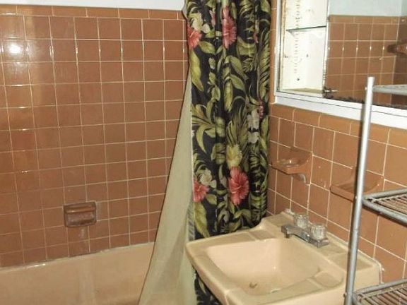 4th image of 7924 Jeffery Ave