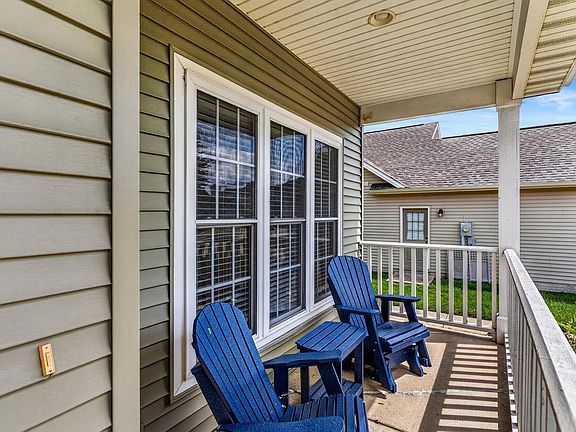 4th image of 402 Gentian St