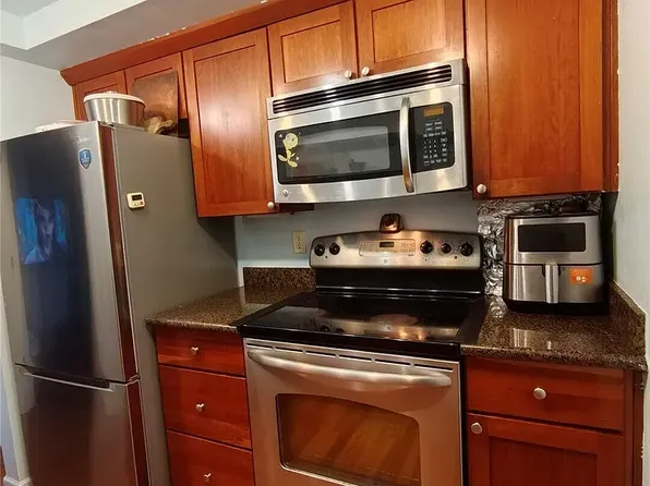 14006 SE 6th St APT 14, Bellevue, WA 98007