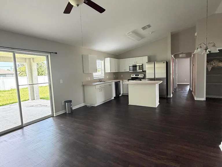 581 NW Goldcoast Ave — Photo 3