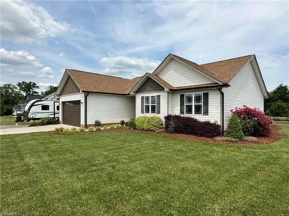 7708 Summit Landing Dr, Browns Summit, NC 27214