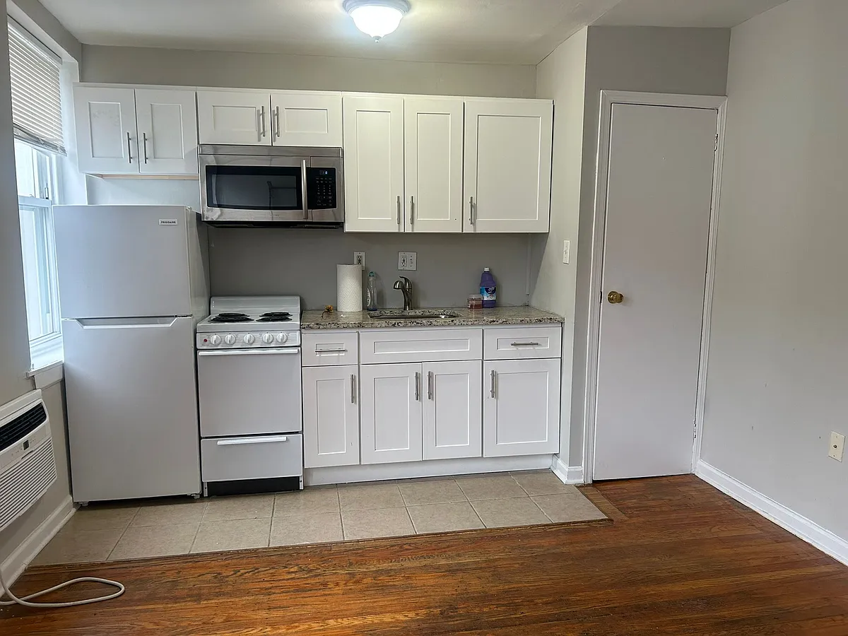 Building Photo - 3416 Spring Garden St #33