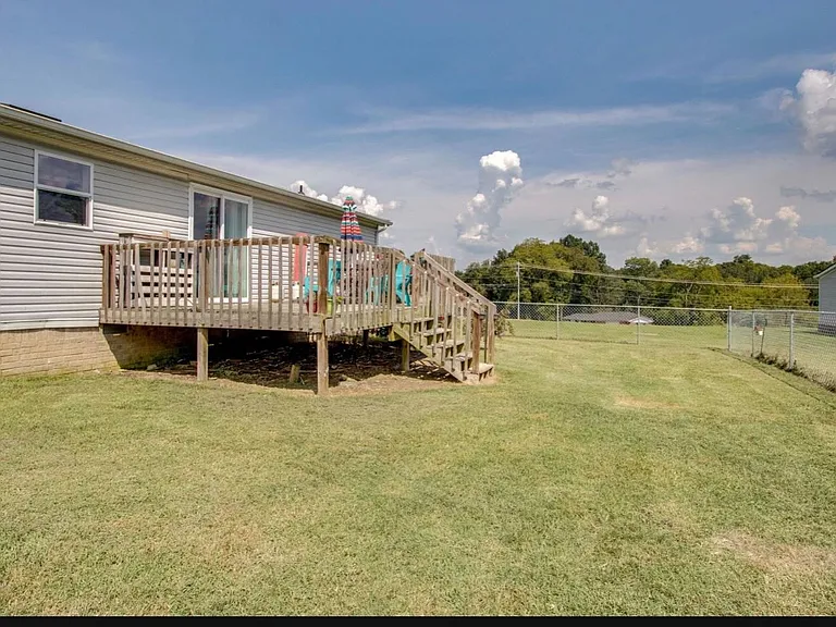 105 Southpark Cir — Photo 2