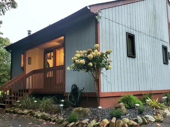 15 Ski Side Ct, Tannersville, PA 18372
