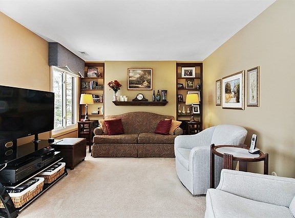 4th image of 1720 Lakecliffe Dr APT B