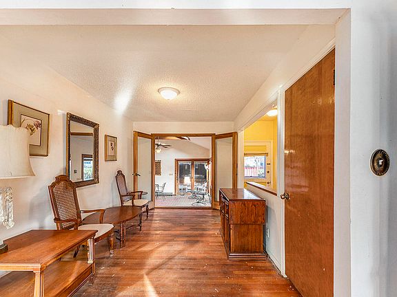 5th image of 104 Oakwood St