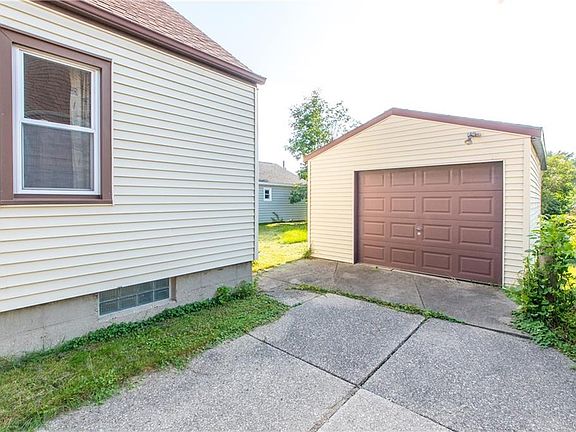 3rd image of 42 Boll St
