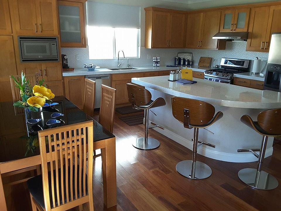 Contemporary quartz kitchen 