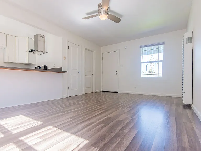 1743 La Brea Residences — Photo 6