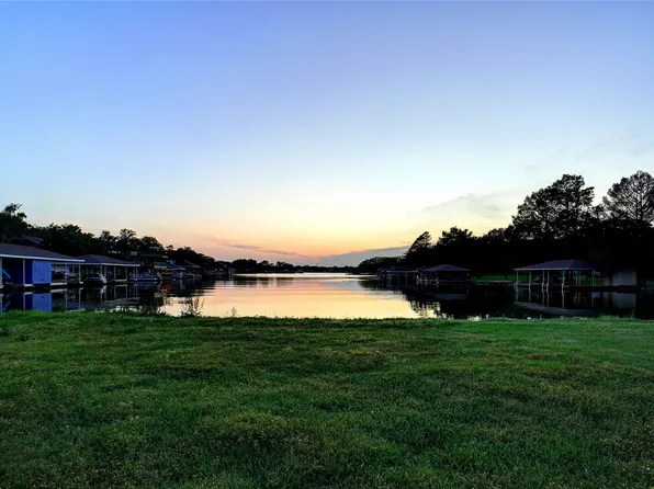 402 Kiowa Dr E, Lake Kiowa, TX 76240