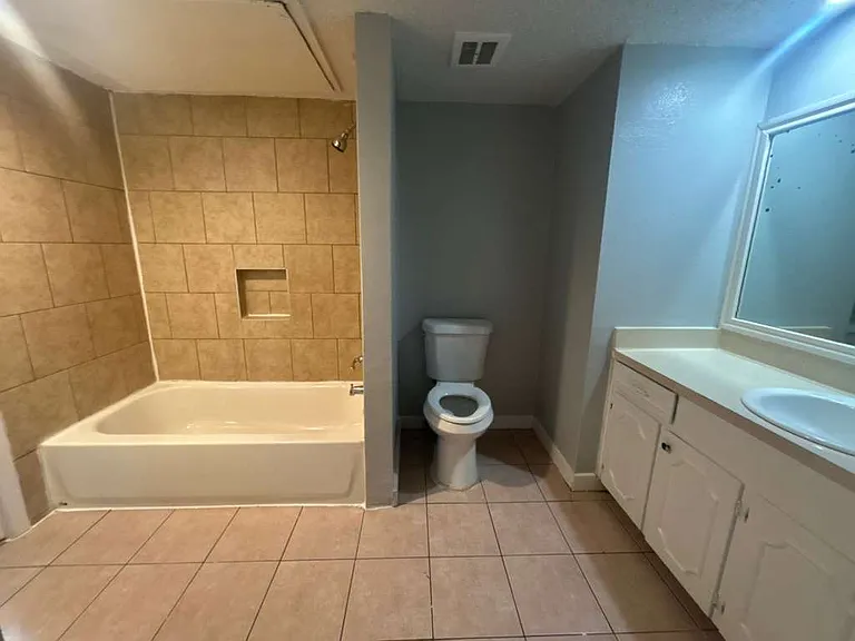 2408 Hollandale Cir #B — Photo 4
