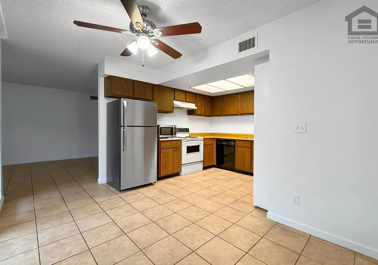 3Bed/2Bath 2-Story Townhouse at N 35th Ave/Northern Ave! Ready for Immediate Move-In! — Photo 1
