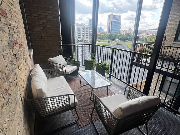 4th image of 351 W Oak St #301