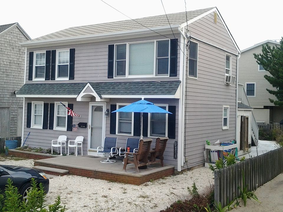 2nd image of 205 E 18th St