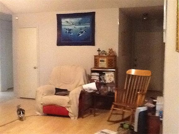 Living room has wood laminate floorign