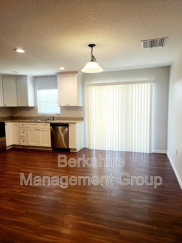 2 bed, 1.0 bath, 930 sqft, $1,399 — Photo 4