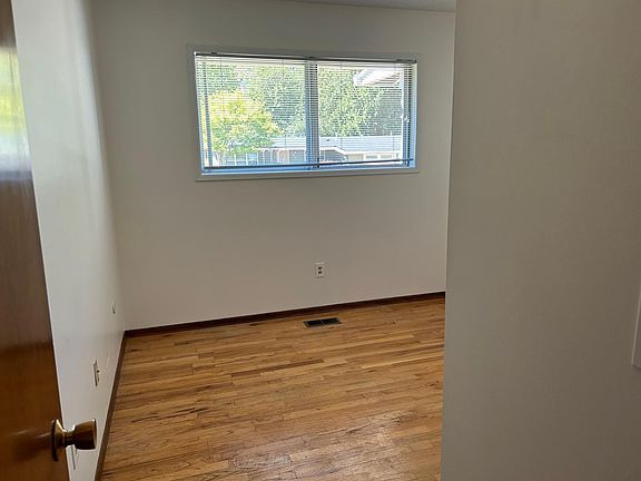 5th image of 15754 SE Creswain Ave