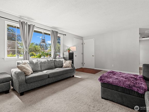 3rd image of 19320 Crescent Drive E