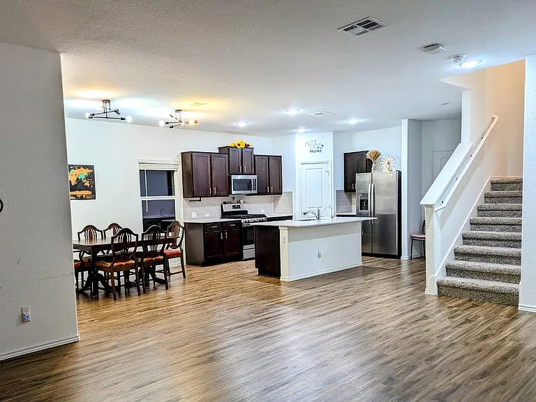 1005 Bluewood Bnd — Photo 5