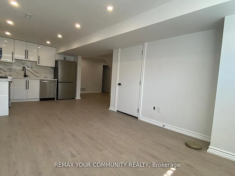 134 Kemano Rd #BASEMENT — Photo 3