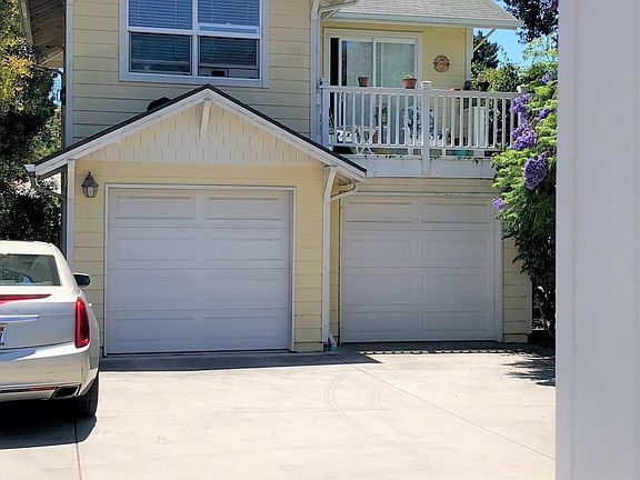 Unit above garage, very private