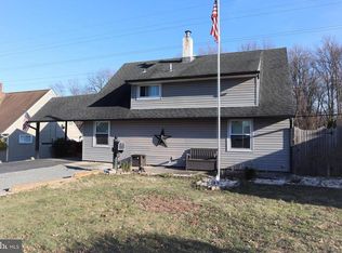 58 Ruby Ln, Levittown, PA 19055