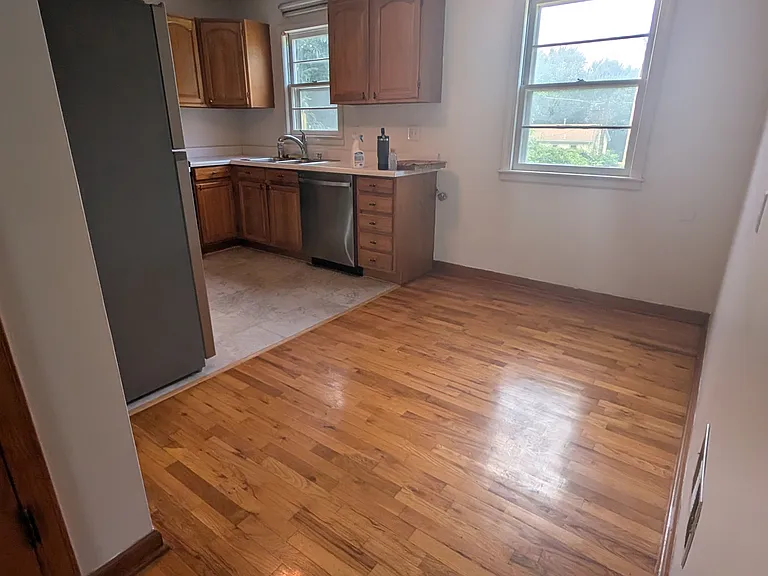 3327 Seneca St — Photo 4