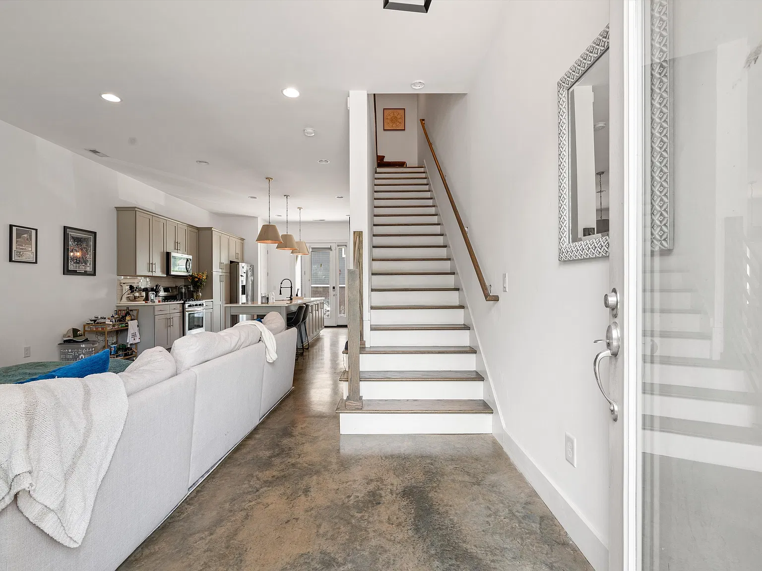 672 James Ave — Photo 4